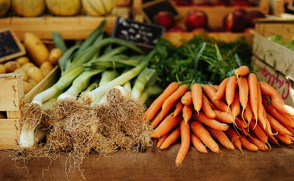 Different vegetables sitting on a table at a farmer's market