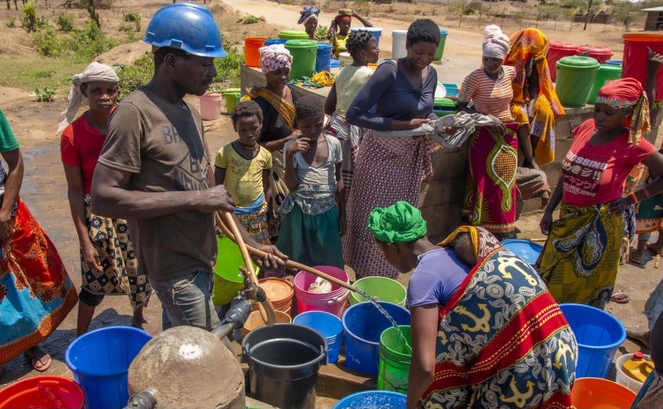 People fetching water from a water pump in Metuge, Cabo Delgado Province, Mozambique, December 2020. © UNICEF/ Mauricio Bisol