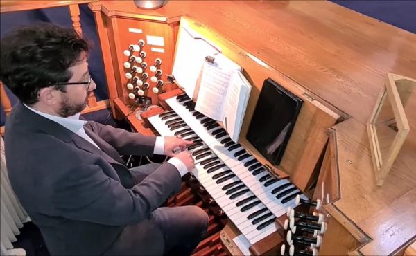 Organist Alan Mathew