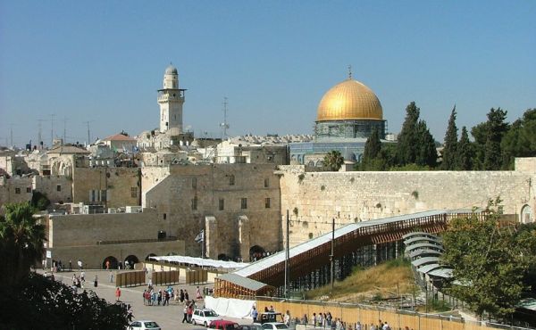 A picture of the Jerusalem skyline during the day.